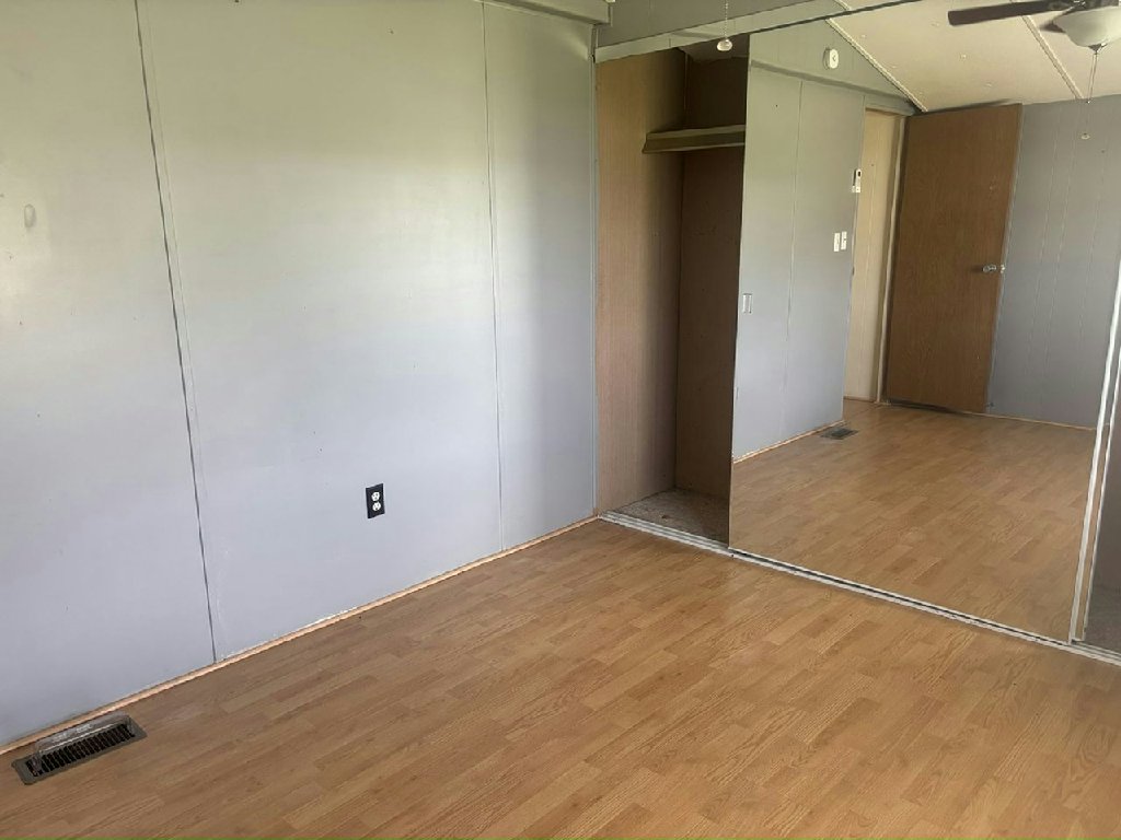 SPACIOUS 2 BED / 2 BATH FLORIDA HOME WITH LARGE AIR-CONDITIONED LANAI!