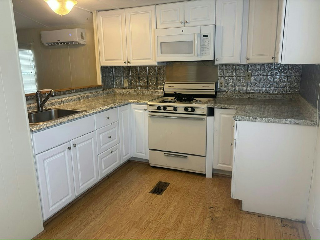 SPACIOUS 2 BED / 2 BATH FLORIDA HOME WITH LARGE AIR-CONDITIONED LANAI!
