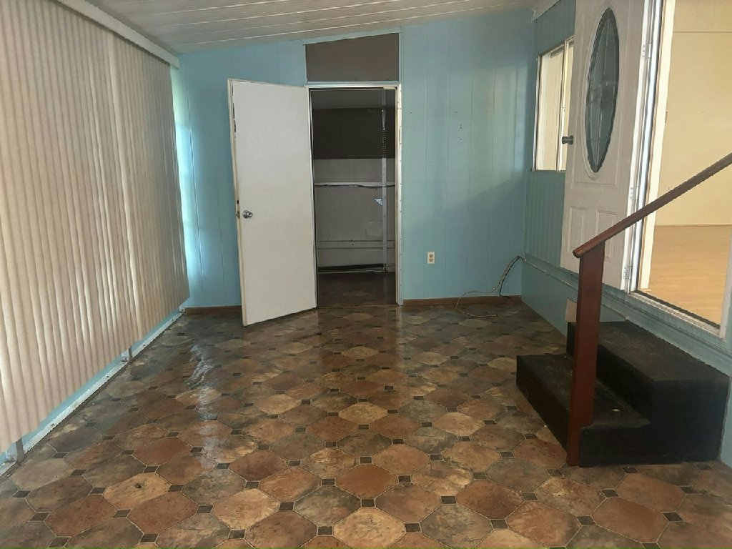 SPACIOUS 2 BED / 2 BATH FLORIDA HOME WITH LARGE AIR-CONDITIONED LANAI!
