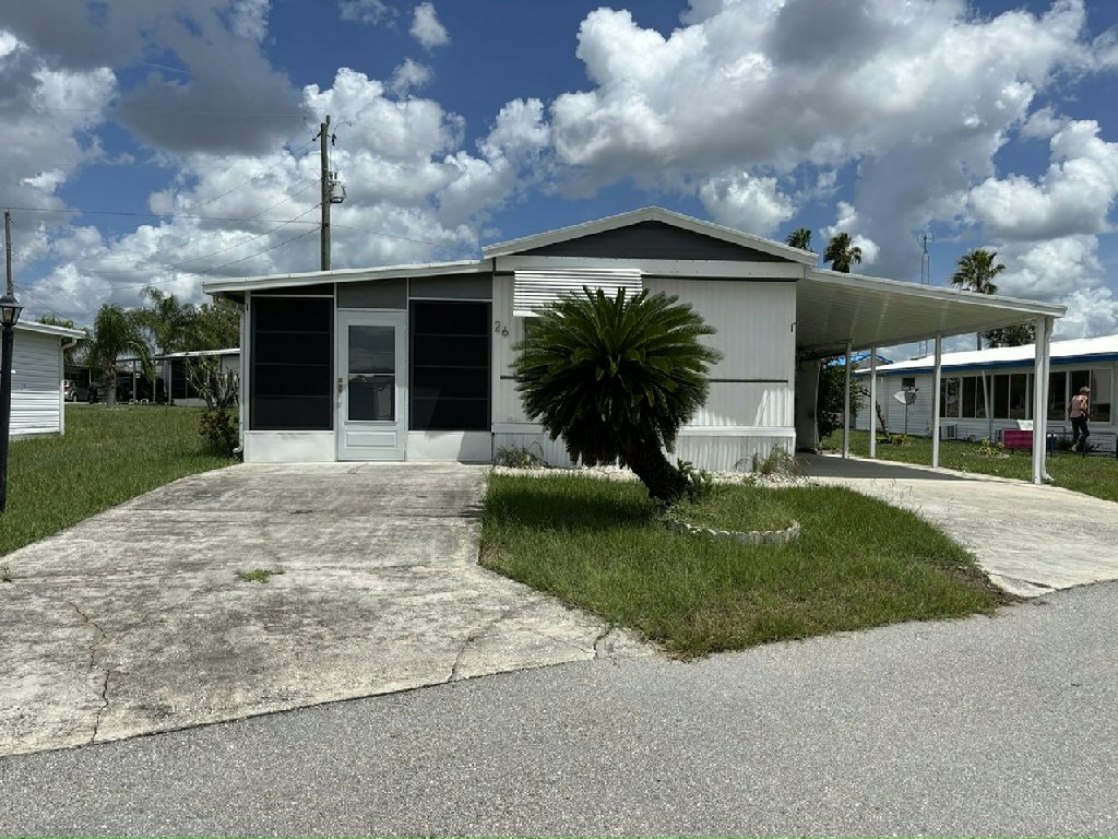 SPACIOUS 2 BED / 2 BATH FLORIDA HOME WITH LARGE AIR-CONDITIONED LANAI!