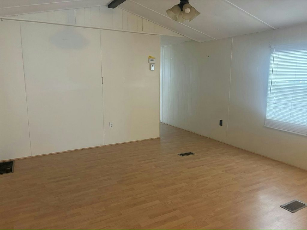 SPACIOUS 2 BED / 2 BATH FLORIDA HOME WITH LARGE AIR-CONDITIONED LANAI!