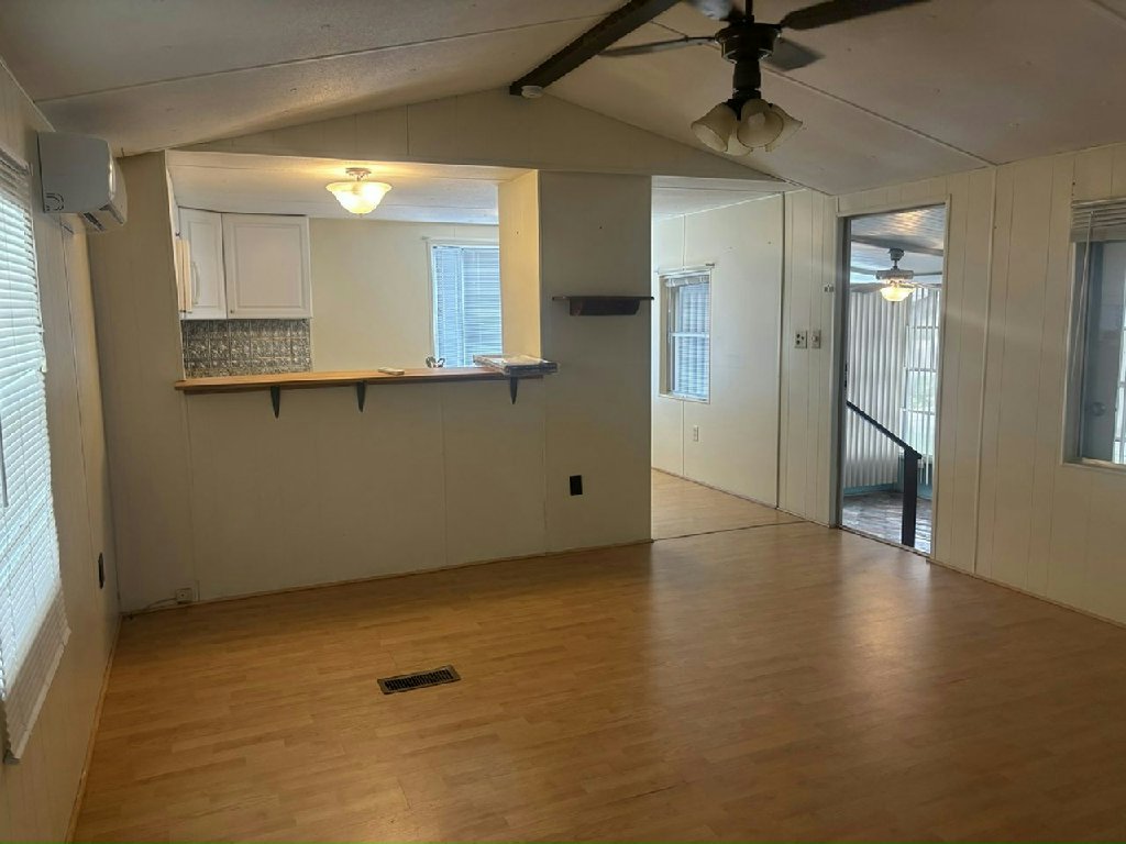 SPACIOUS 2 BED / 2 BATH FLORIDA HOME WITH LARGE AIR-CONDITIONED LANAI!
