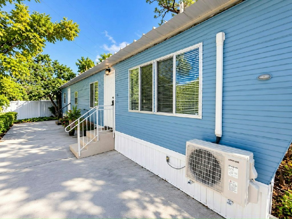 LAKELAND LIVING AT A MAGICAL PRICE