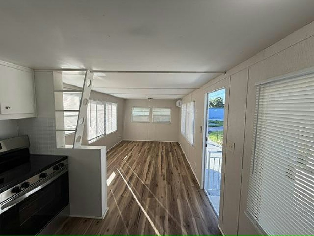 LAKELAND LIVING AT A MAGICAL PRICE
