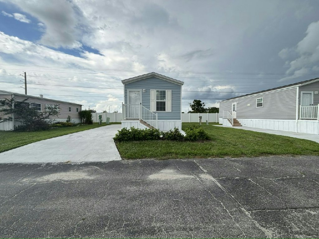 LIVE YOUR DREAM AT SUNSHINE MH & RV RESORT