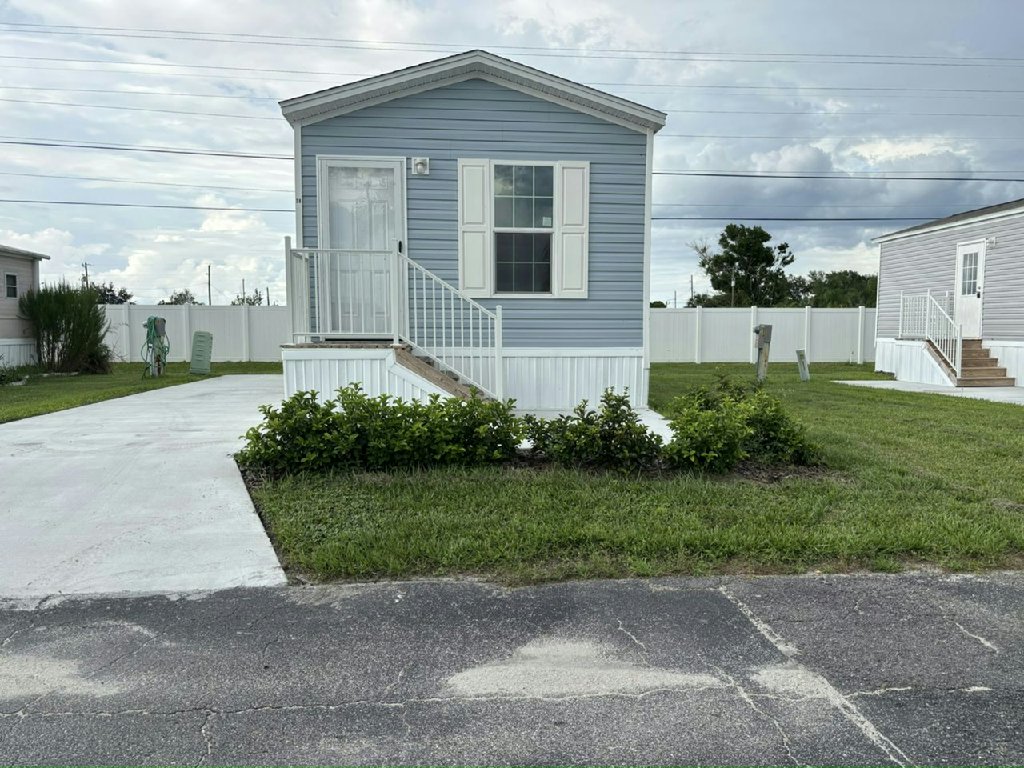LIVE YOUR DREAM AT SUNSHINE MH & RV RESORT