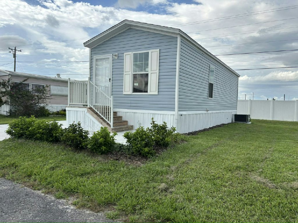 LIVE YOUR DREAM AT SUNSHINE MH & RV RESORT