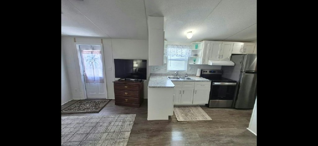 $12,500 | 1994 Skyline | 1 Bedroom | Large Florida Room