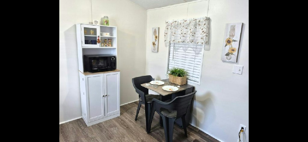 $12,500 | 1994 Skyline | 1 Bedroom | Large Florida Room