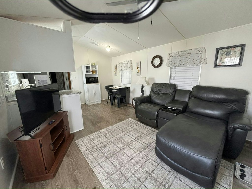 $12,500 | 1994 Skyline | 1 Bedroom | Large Florida Room