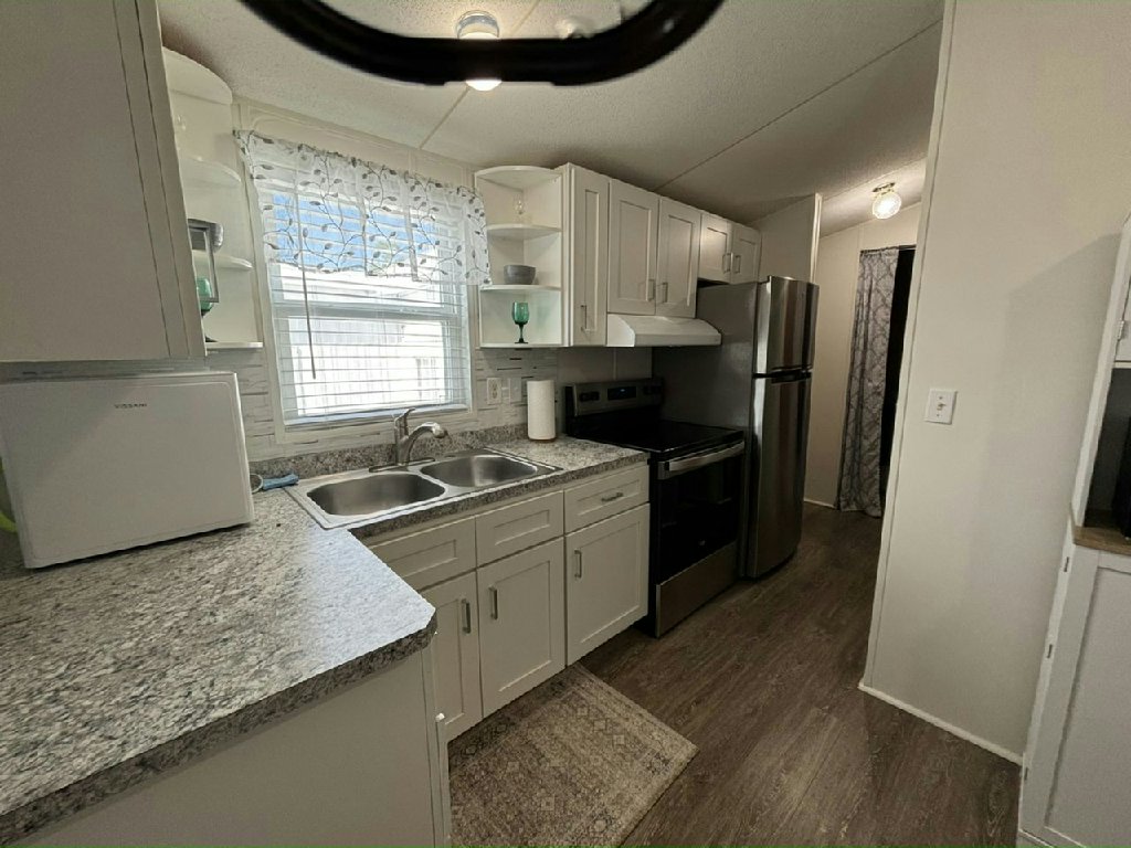 $12,500 | 1994 Skyline | 1 Bedroom | Large Florida Room