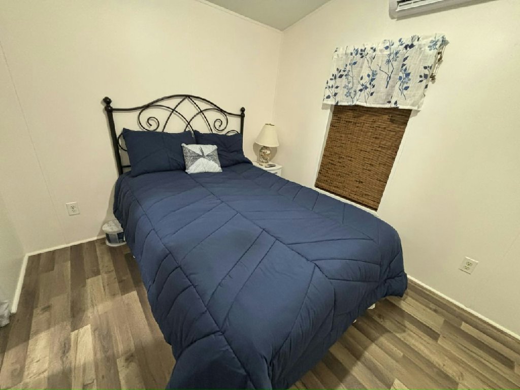 $12,500 | 1994 Skyline | 1 Bedroom | Large Florida Room