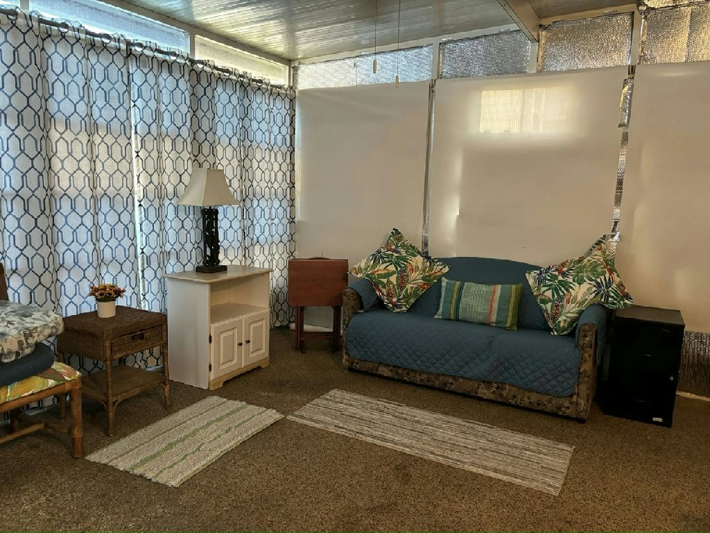 $12,500 | 1994 Skyline | 1 Bedroom | Large Florida Room