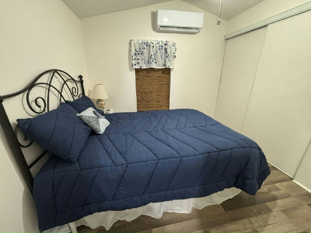 $12,500 | 1994 Skyline | 1 Bedroom | Large Florida Room
