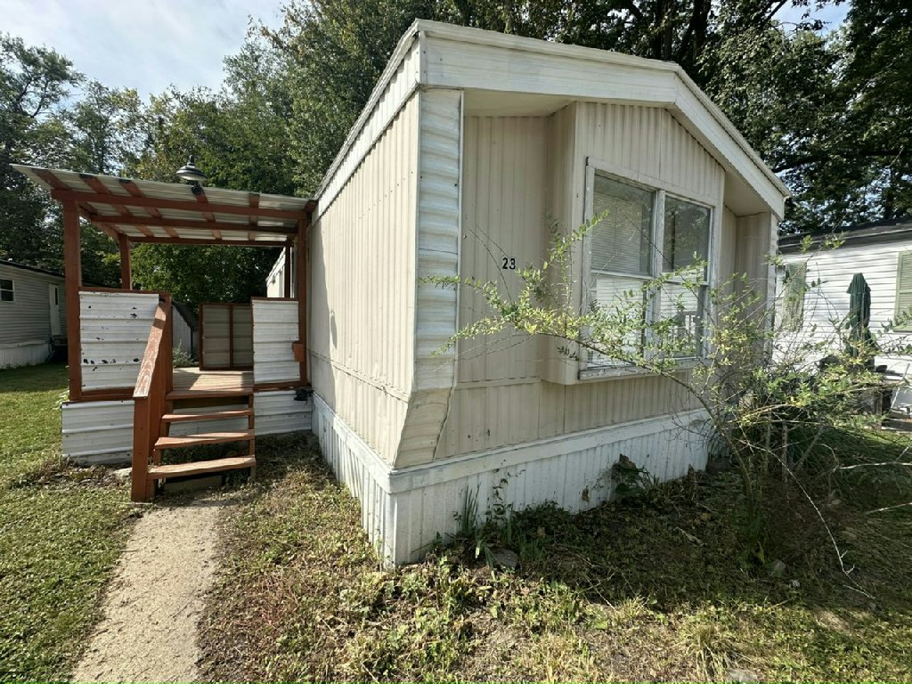 COUNTRY LIVING, BIG CITY EXCITEMENT