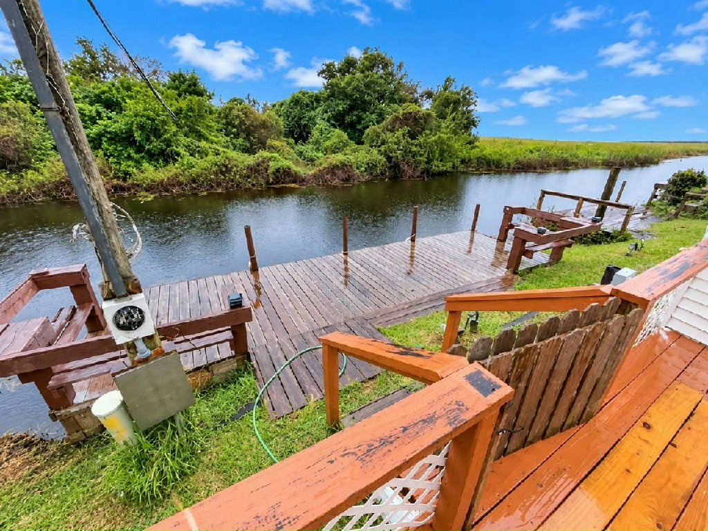 LIVE ON THE WATER!