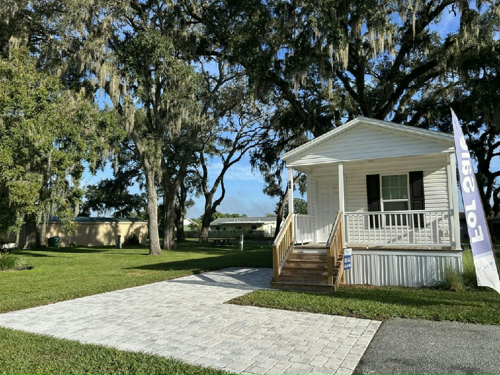 SETTLE DOWN AT THE COUNTRY OAKS
